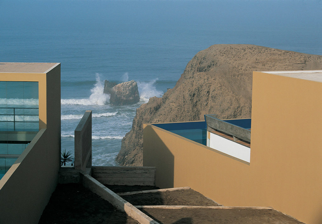 equis house piscinas transparentes