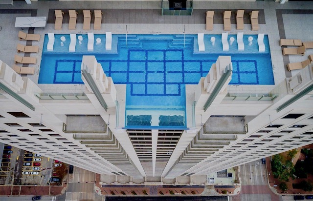 piscina transparente Market Square Tower Houston